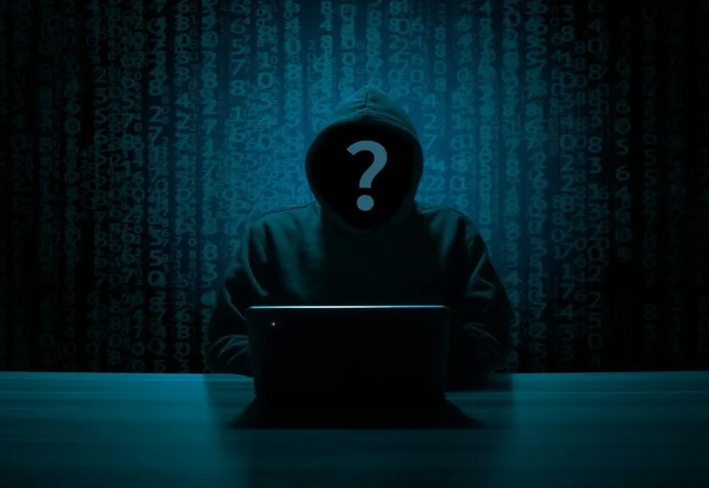 Percheziţie la o persoană bănuită de implicare în atacurile informatice recente
