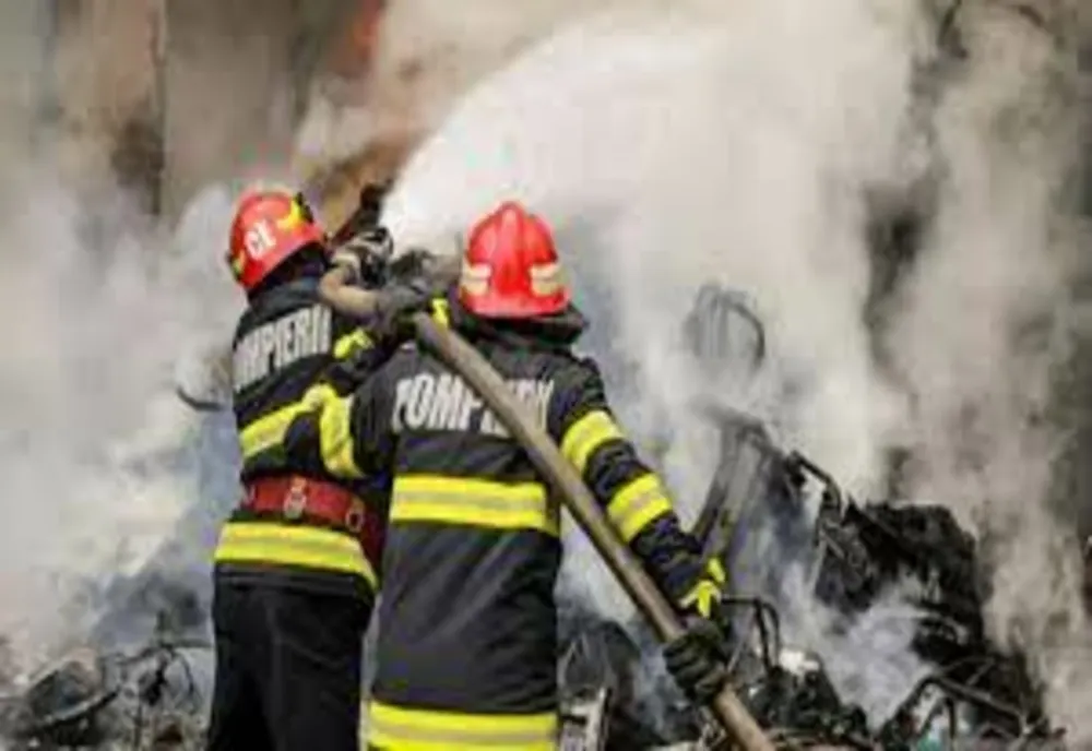 Prahova. Incendiu violent în Băicoi. Flăcările au cuprins trei case