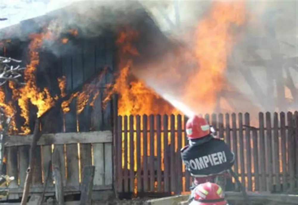 Prahova. Incendiu la o locuință din Vâlcănești. O femeie a ajuns la spital