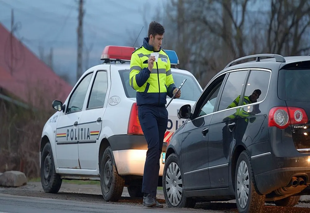 Ploiești. Șofer urmărit de poliție pentru că nu a oprit la un filtru rutier. Nu avea permis de conducere