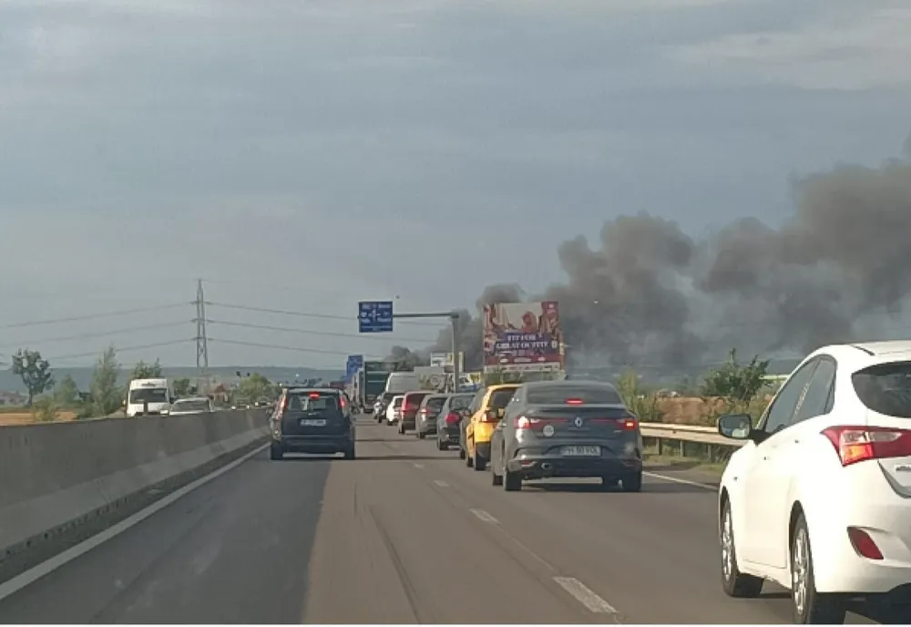 Incendiu violent pe Centura de Vest a Ploieștiului. Un camion a luat foc