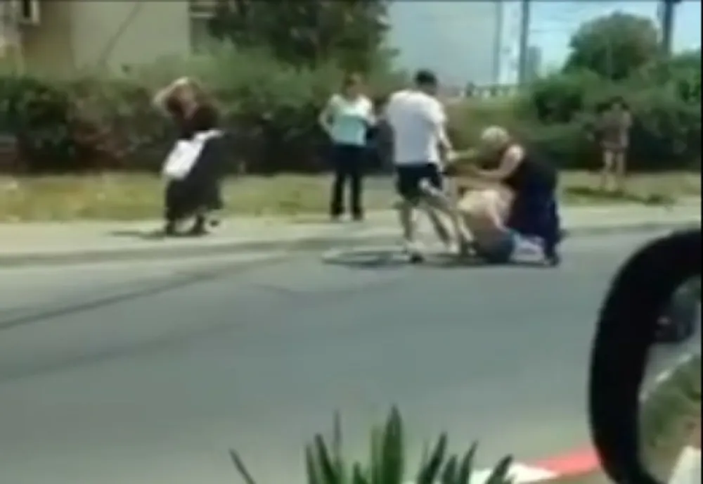 Prahova. Bătaie cu pumni şi picioare în fața unui bloc din Ploiești. Un bărbat a ajuns la spital