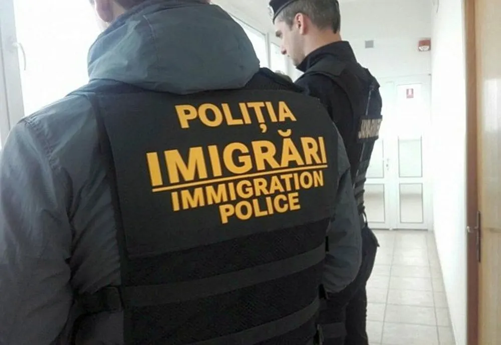 Bărbat din Bangladesh îndepărtat sub escortă de poliţiştii de imigrări din Prahova