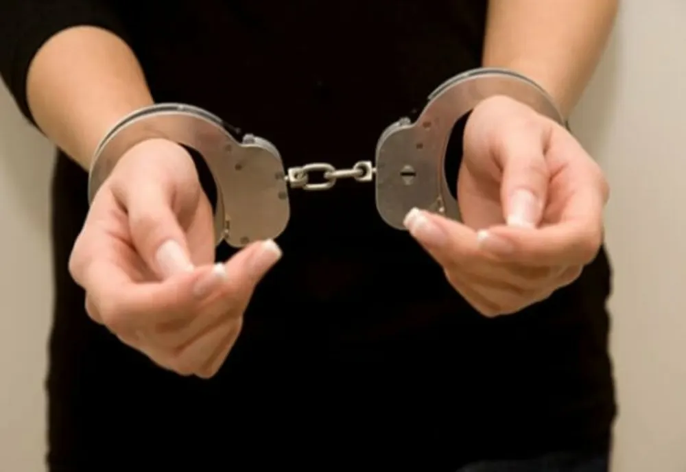 Ilfoveancă reţinută de poliţişti după ce a reuşit să fure, de la distanță, bijuterii de aproape 90.000 de lei din judeţul Prahova