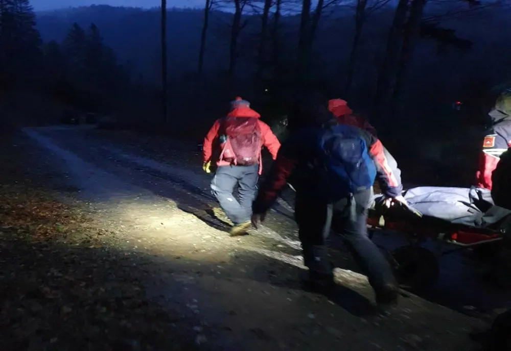 Prahova. Sinucidere în munți. Imagini din timpul operațiunii Salvamont, în zona Azuga