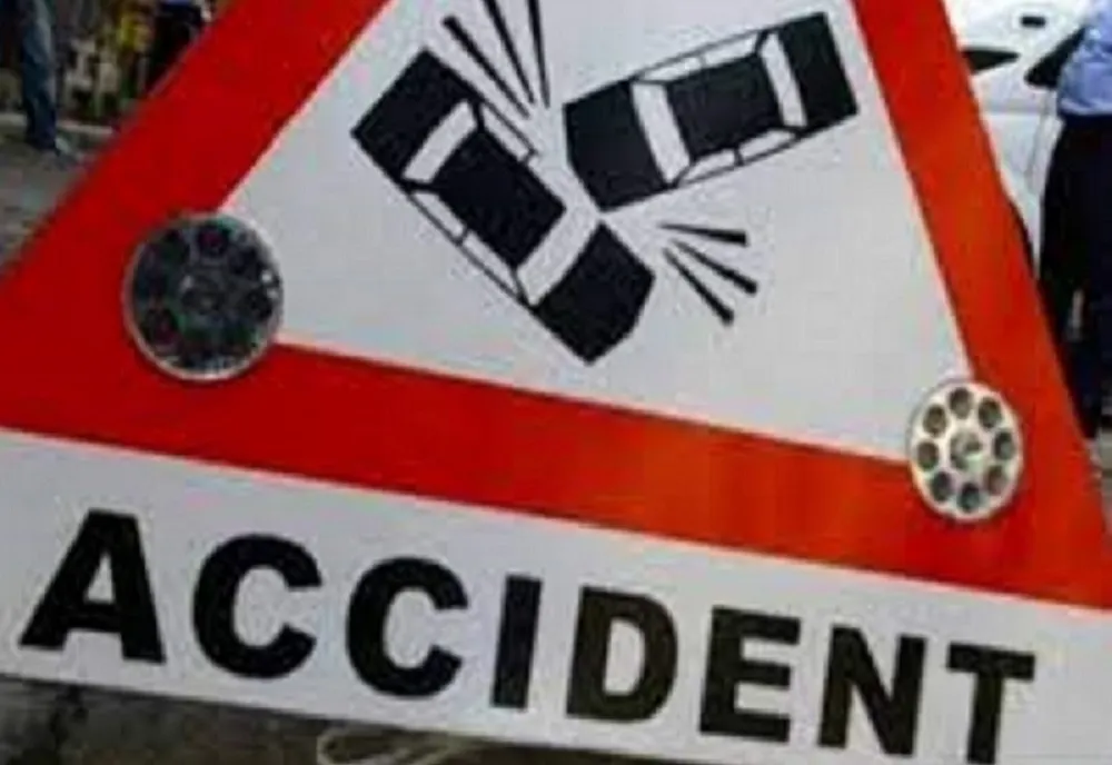 Două persoane rămase blocate într-o mașină accidentată, în Prahova