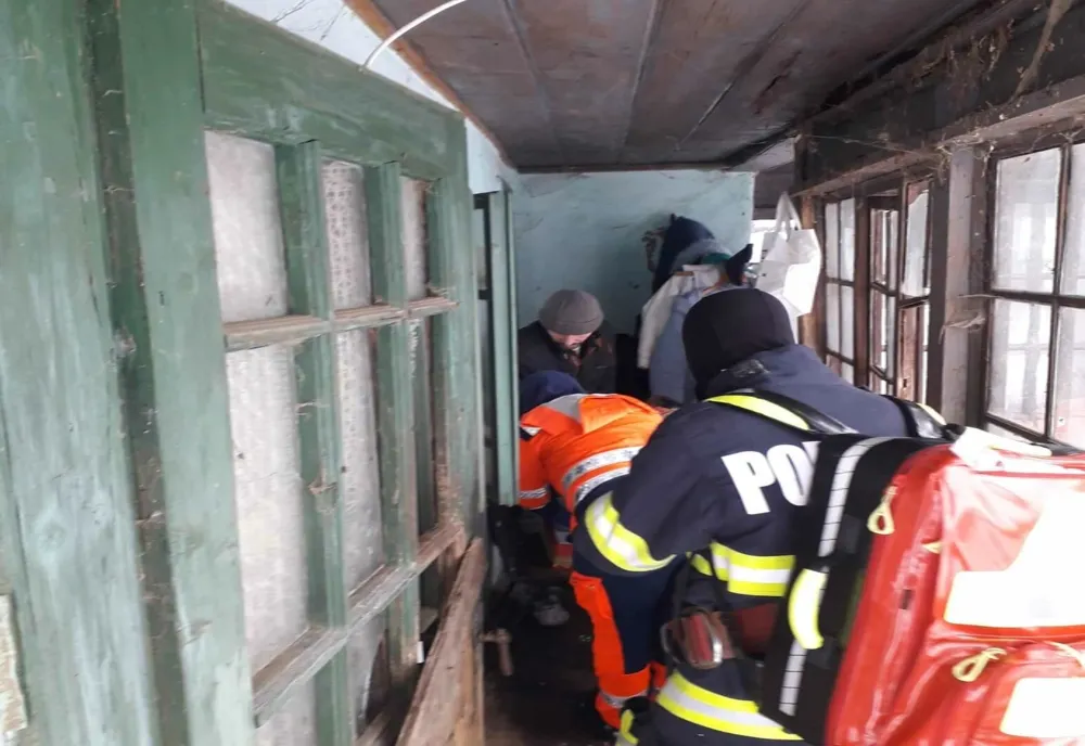 Prahova. Intervenție cu şenilata la două persoane cu probleme medicale dintr-o zonă înzăpezită 