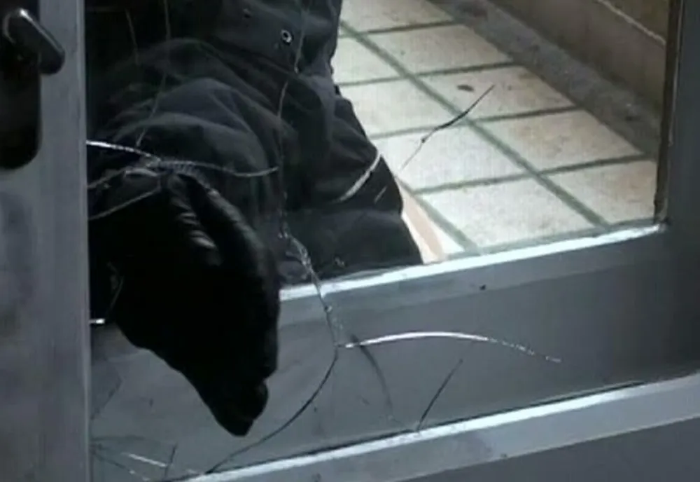 Adolescent suspectat că a spart o locuinţă din Ploieşti şi a furat mai multe bunuri