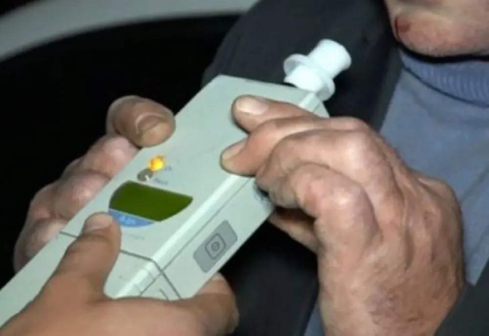 Beat la volan, un bărbat din Comarnic a intrat cu mașina în două autoturisme parcate în Ghioșești