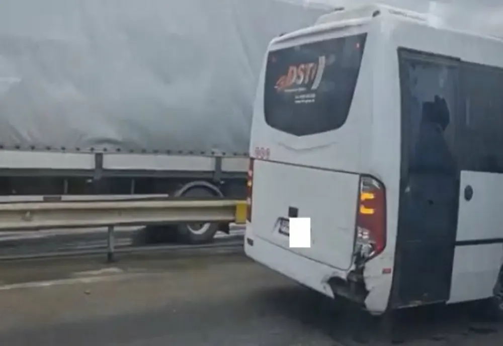Accident între un TIR și microbuz, pe DN1A. Peste 15 persoane implicate 