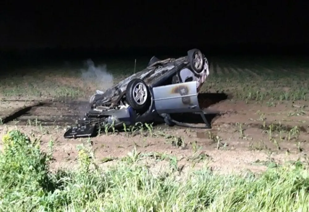 Bărbat rănit după ce s-a răsturnat cu mașina, la Bucov. Autoturismul a luat foc