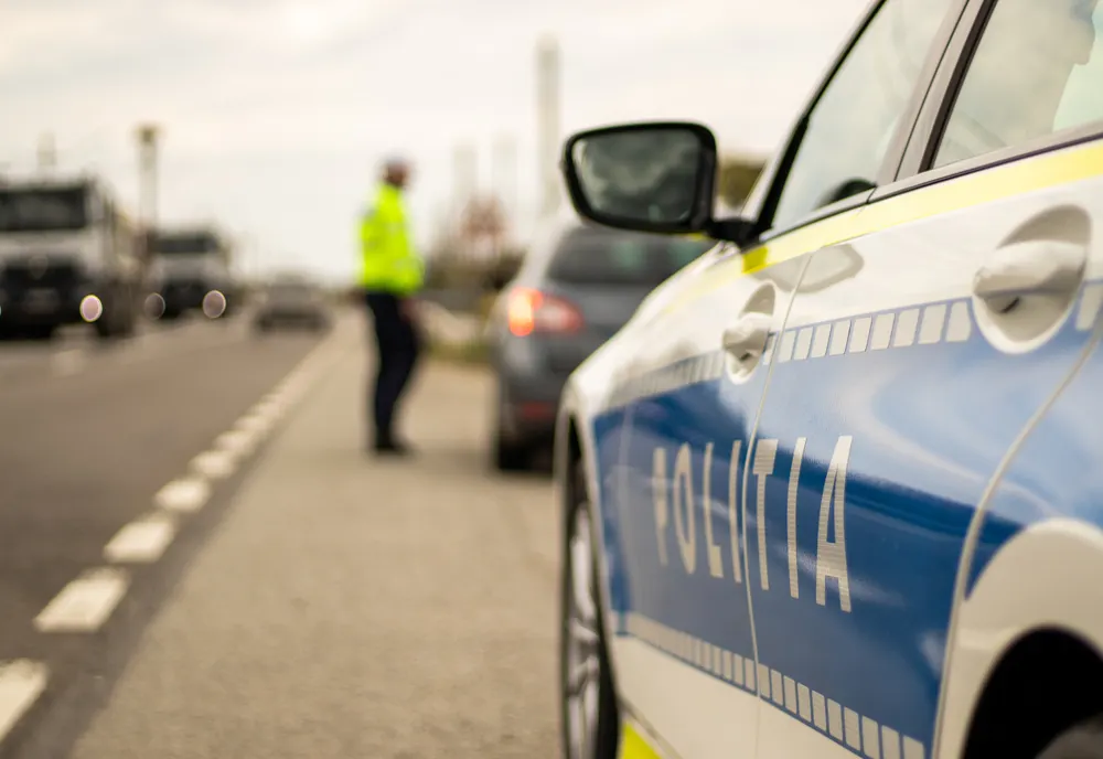 Urmăriți de un echipaj de poliție, doi tineri s-au răsturnat cu mașina. Tânărul de la volan era beat și nu avea permis