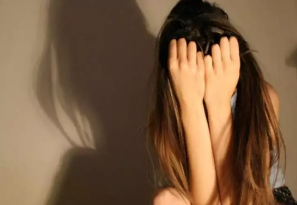 MINORĂ CU DIZABILITĂȚI PSIHICE, ABUZATĂ SEXUALĂ ÎNTR-UN PARC DIN ORAȘ