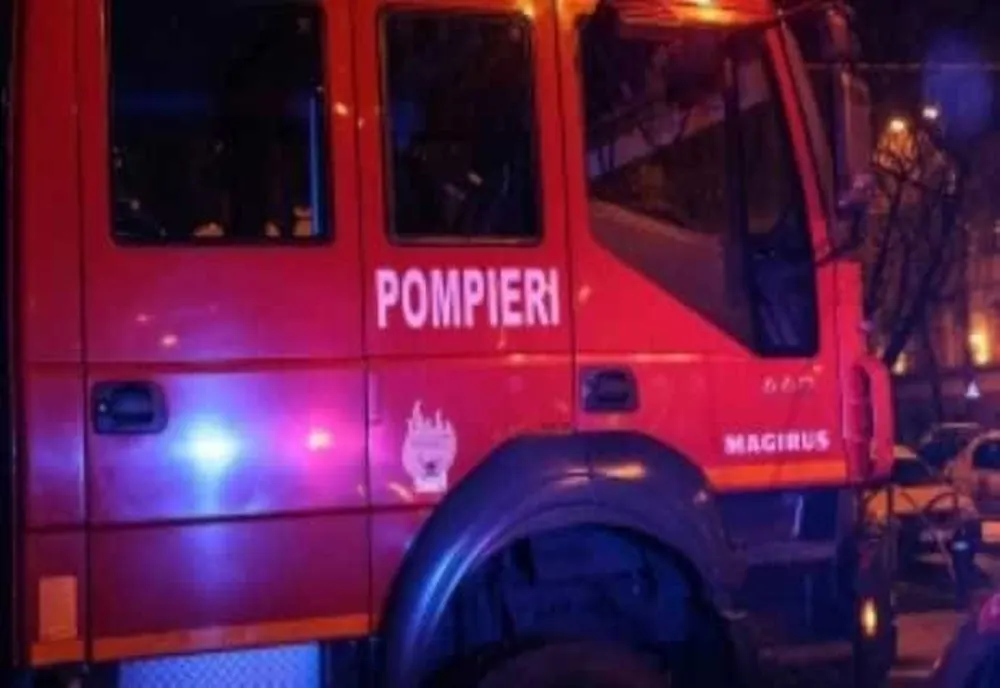 O mașină a luat foc într-un centru comercial din Ploiești de la o candelă