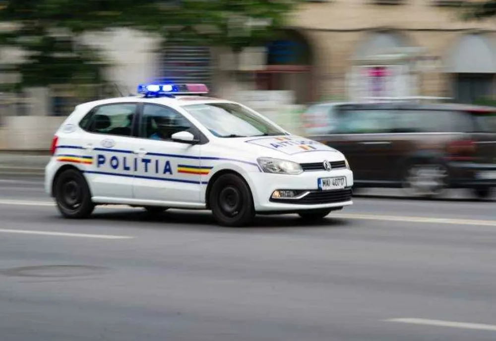URMĂRIRE ÎN TRAFIC, ÎNTR-O COMUNĂ DIN PRAHOVA: UN ŞOFER BEAT ŞI CU PERMISUL SUSPENDAT A ŞICANAT ALT ŞOFER ŞI A REFUZAT SĂ OPREASCĂ LA SEMNALUL POLIŢIEI