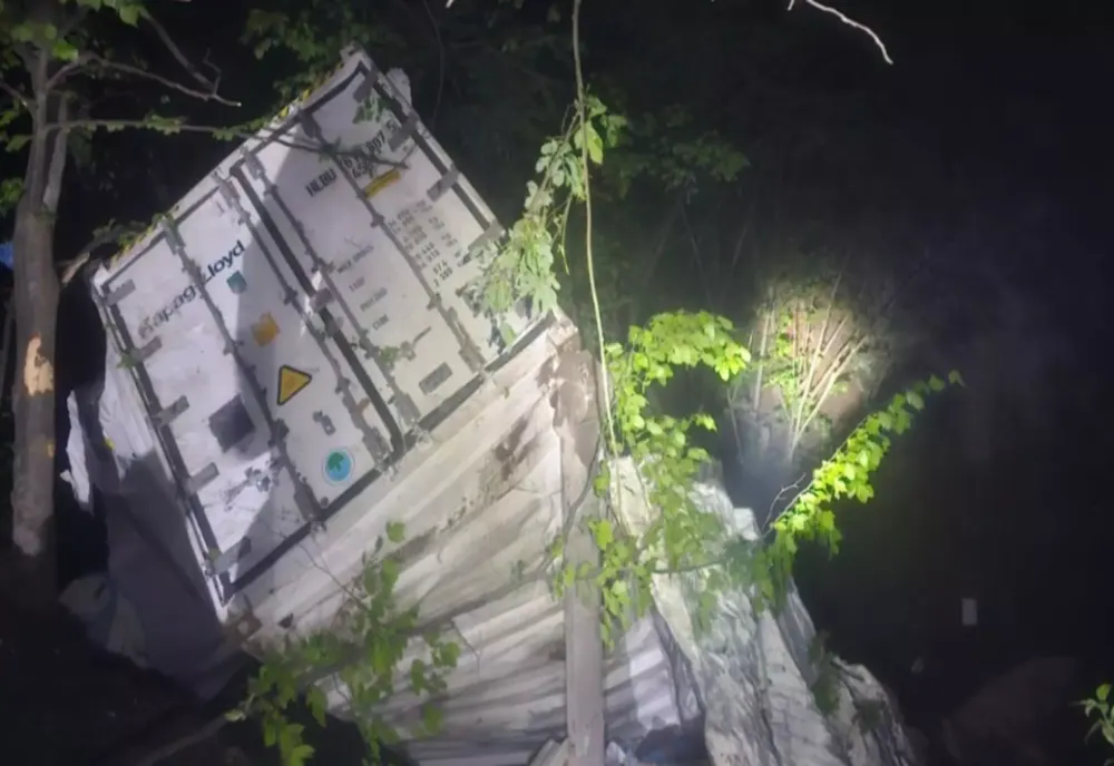 ACCIDENT GRAV PE DN1:  UN TIR A CĂZUT ÎNTR-O RÂPĂ