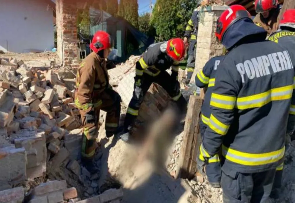 DOUĂ PERSOANE, PRINSE SUB UN PERETE CARE S-A DĂRÂMAT