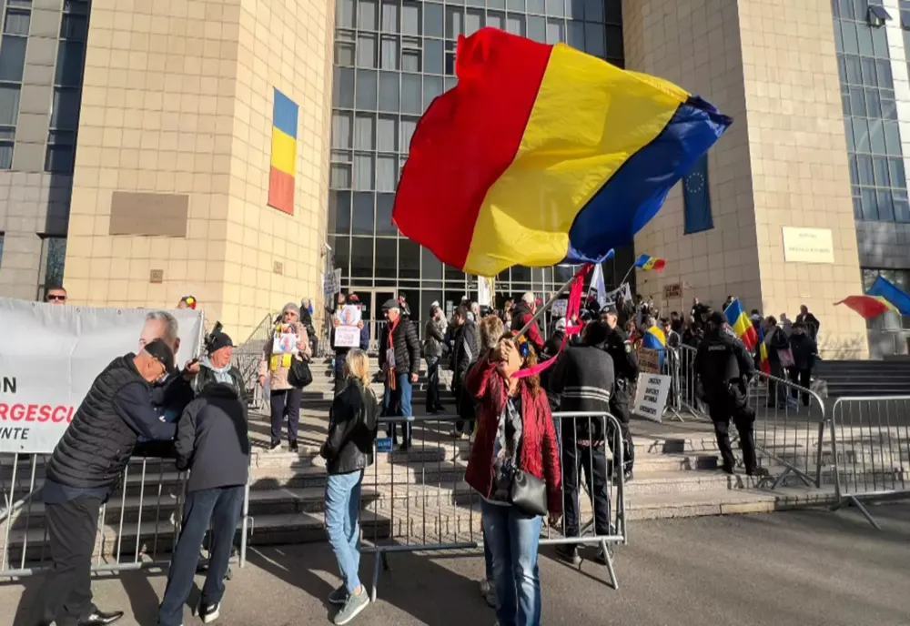 INCIDENT GRAV LA TRIBUNAL, UN SUSȚINĂTOR AL LUI CĂLIN GEORGESCU A FOST RIDICAT DE JANDARMI 