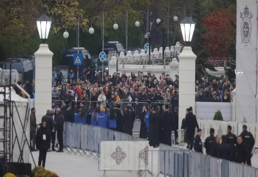CREDINCIOŞII SE VOR PUTEA ÎNCHINA PÂNĂ VINERI LA ALTARUL CATEDRALEI NAŢIONALE