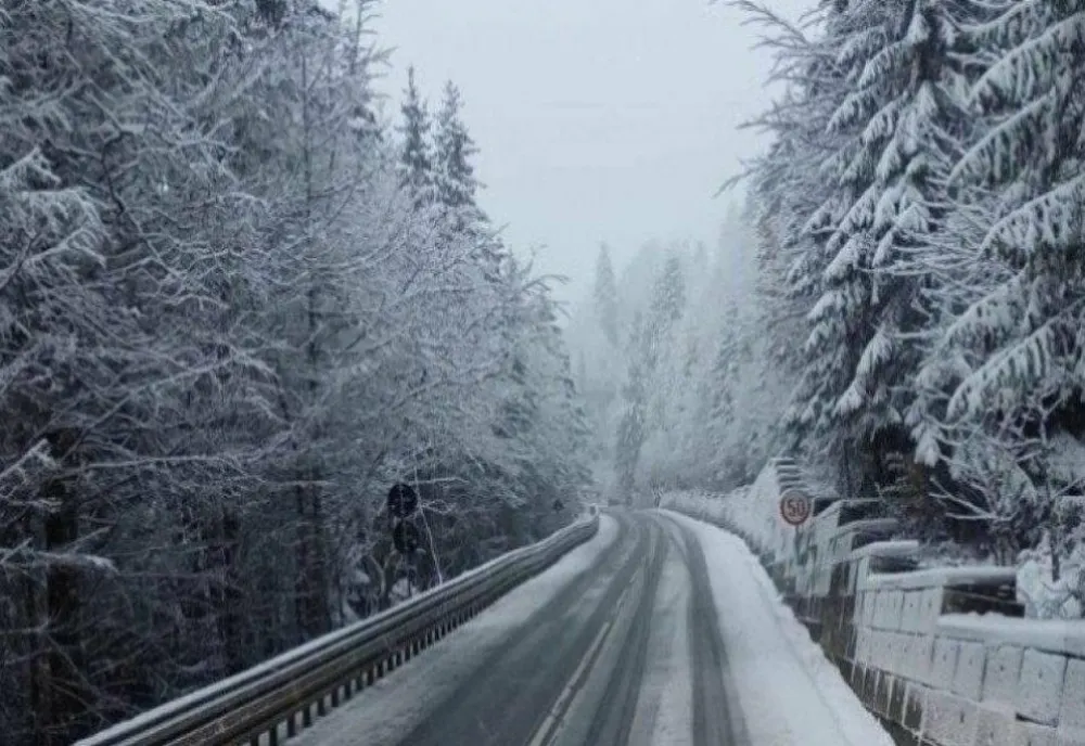PRAHOVA: Traficul spre Cota 1400, oprit temporar din cauza depunerilor masive de zăpadă