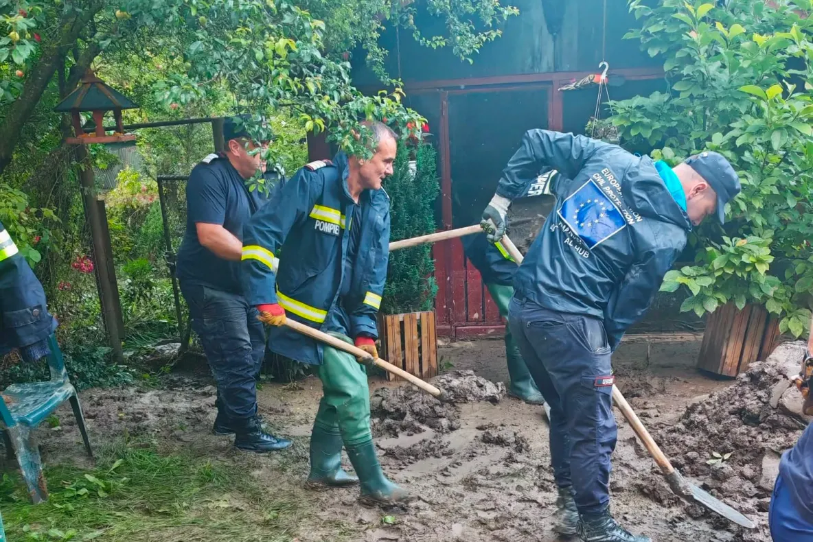 Prahova: Inundaţii în mai multe localităţi; Cod roşu şi pe afluenţii râului Proviţa