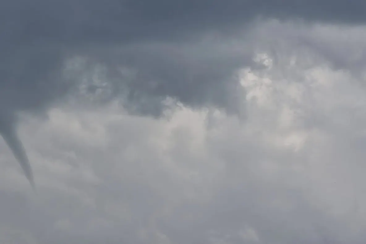 Panică în Ploiești: o tornadă s-a format deasupra orașului