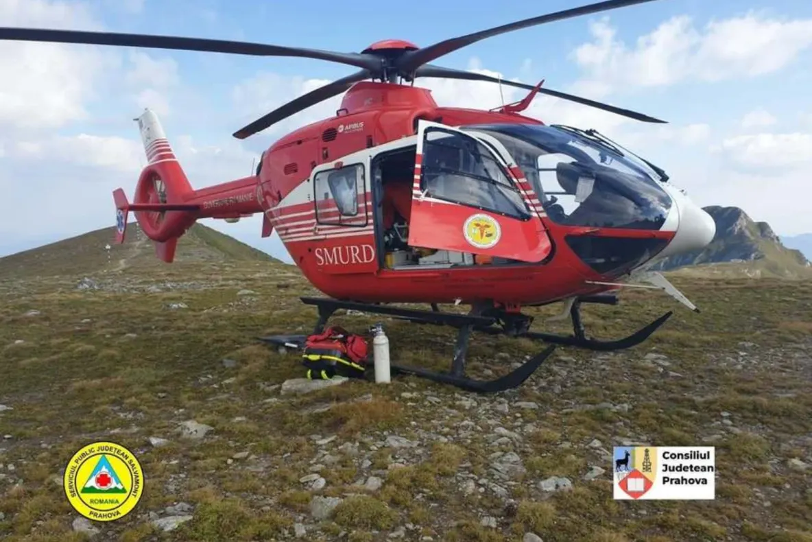 Misiune contracronometru în Munții Bucegi. O turistă cu traumatism la umăr, recuperată de salvamontiști cu elicopterul SMURD-VIDEO