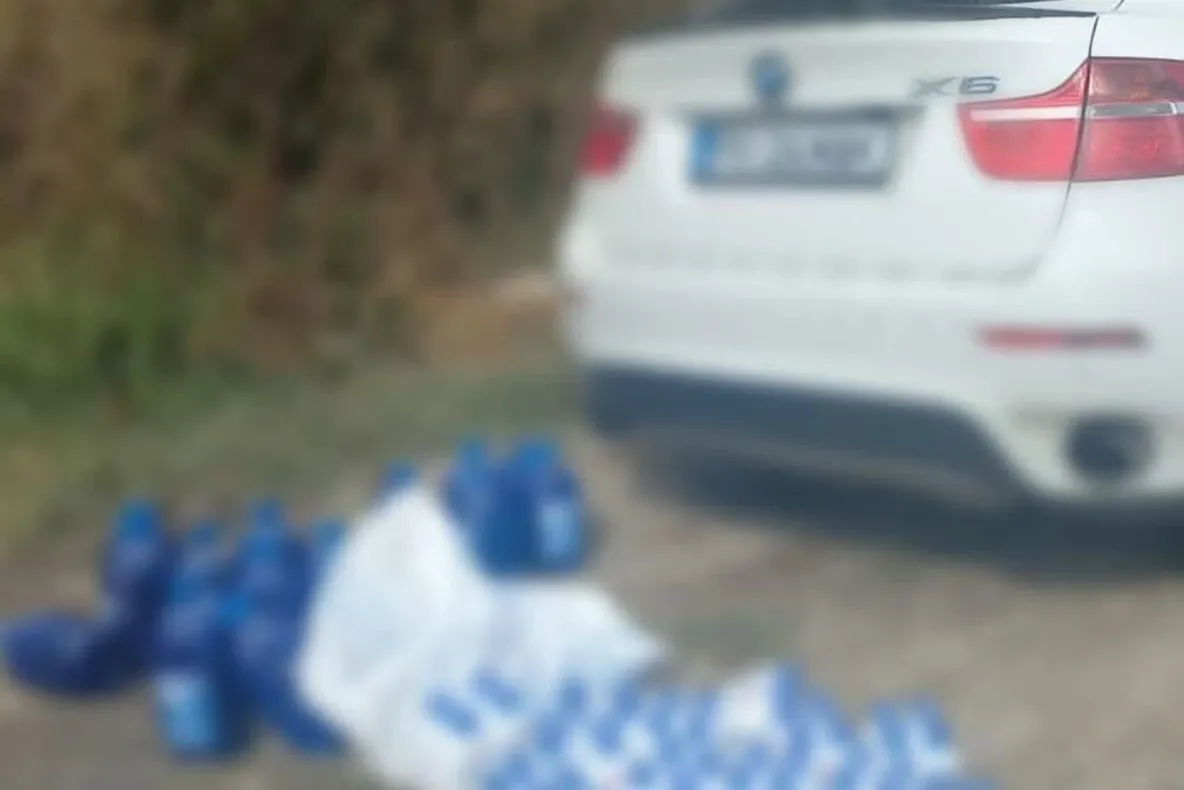 Angajat prins în flagrant în Prahova: ar fi furat 100 de recipiente cu șampon și 80 de litri de detergent