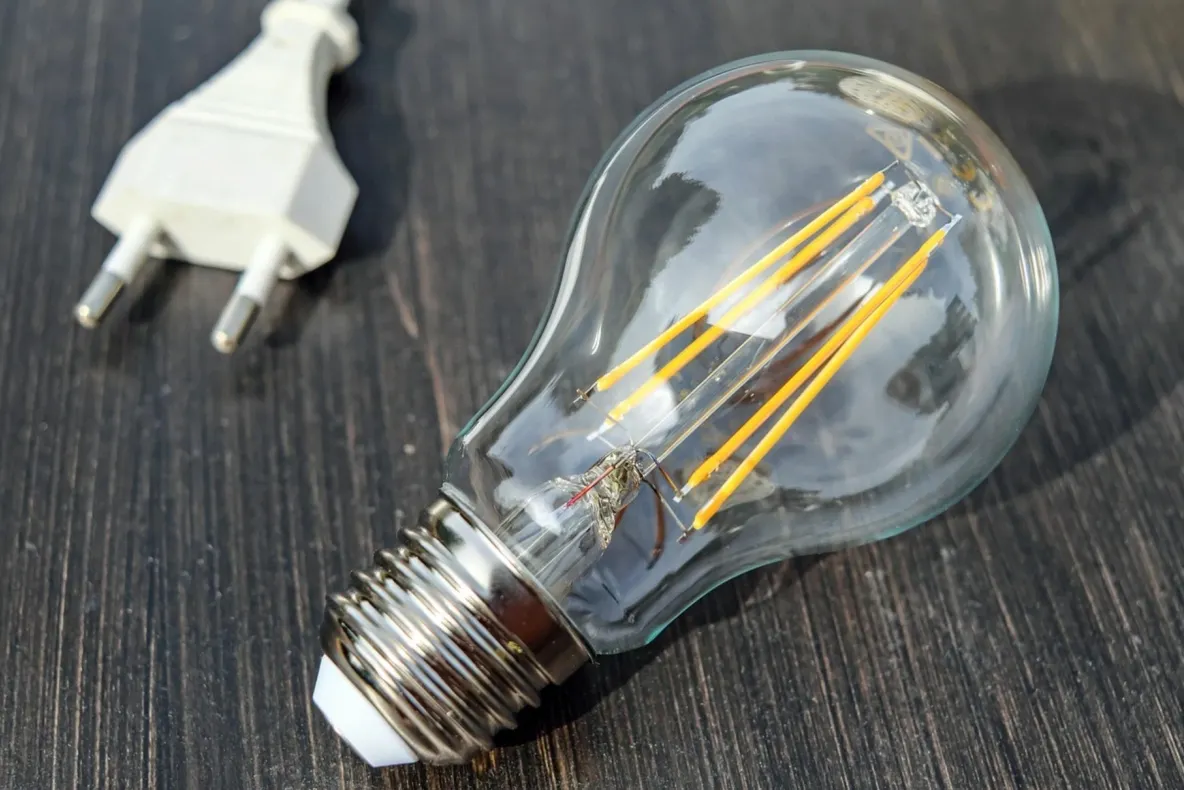 România, sub presiune înainte de iarnă: deficitul de electricitate pune presiune pe prețuri