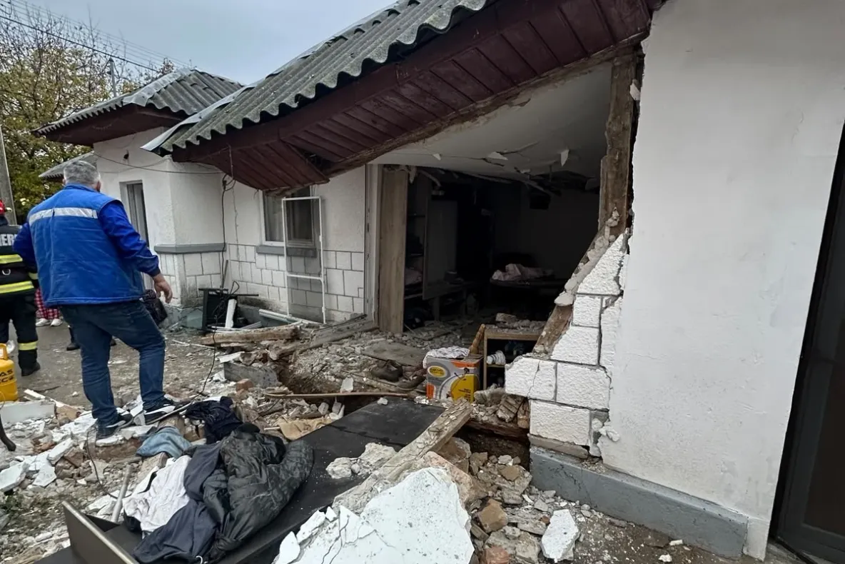 Explozie violentă în Prahova! O locuință a fost grav avariată, iar un bărbat este rănit
