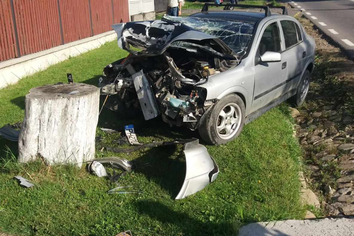 VIDEO Măneciu: Copii, loviți de o mașină care a ieșit de pe șosea. Unul este în comă