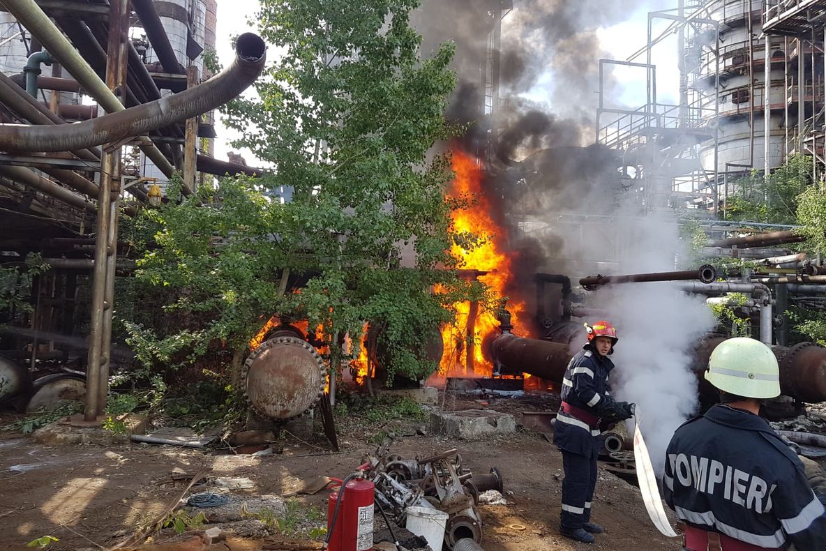 VIDEO | Incendiu la fosta rafinărie Astra din Ploiești! Au ars reziduuri petroliere. Imagini spectaculoase