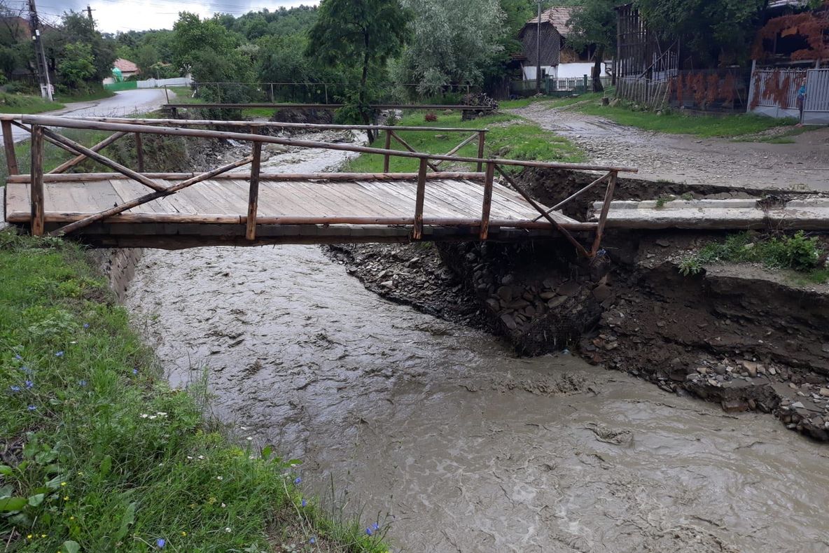 FOTO| Peste 200 de persoane izolate în comuna prahoveana Bătrâni