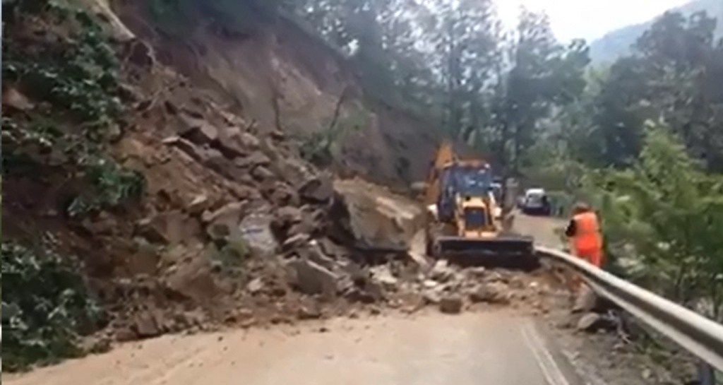 Drumul care face legătura între Valea Doftanei şi judeţul Braşov, blocat parțial din cauza alunecărilor de teren