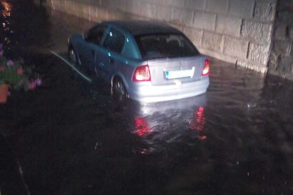 VIDEO Viitură la Bobolia, în Prahova. 4 mașini avariate, conductă de gaze ruptă