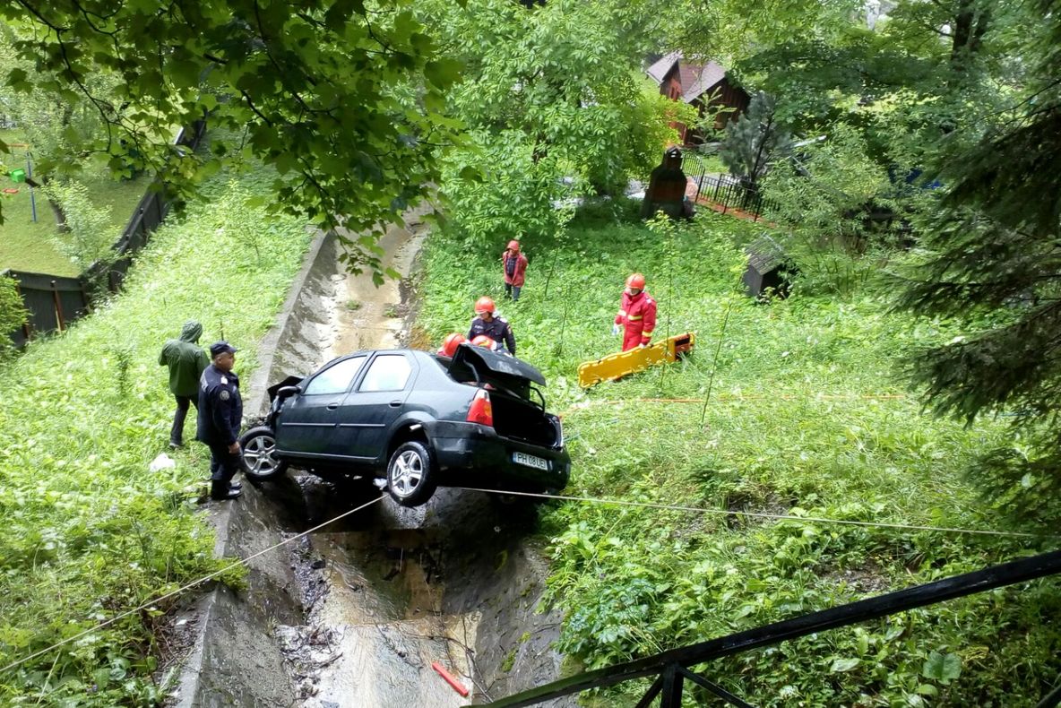 VIDEO FOTO Autocar cu turiști francezi implicat într-un accident la Sinaia. O persoană a decedat!
