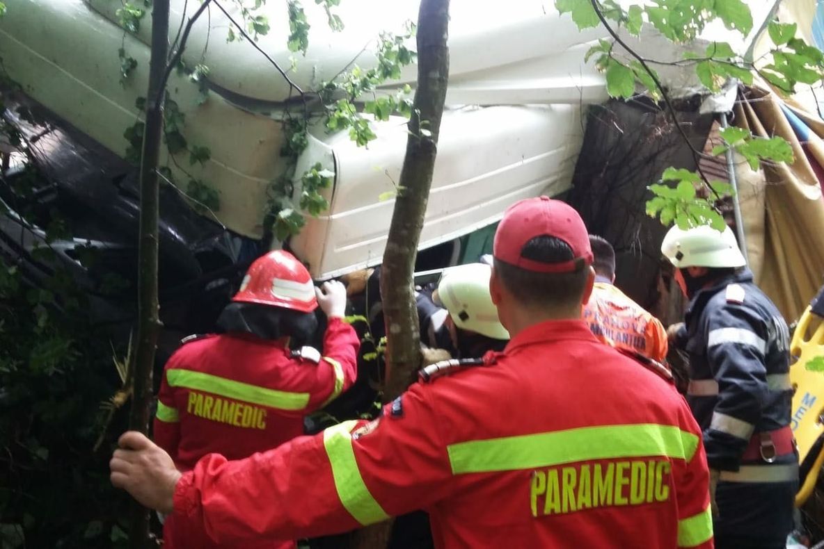 VIDEO FOTO TIR răsturnat, pe DN1,  la Cheia. Șoferul, blocat în cabină!
