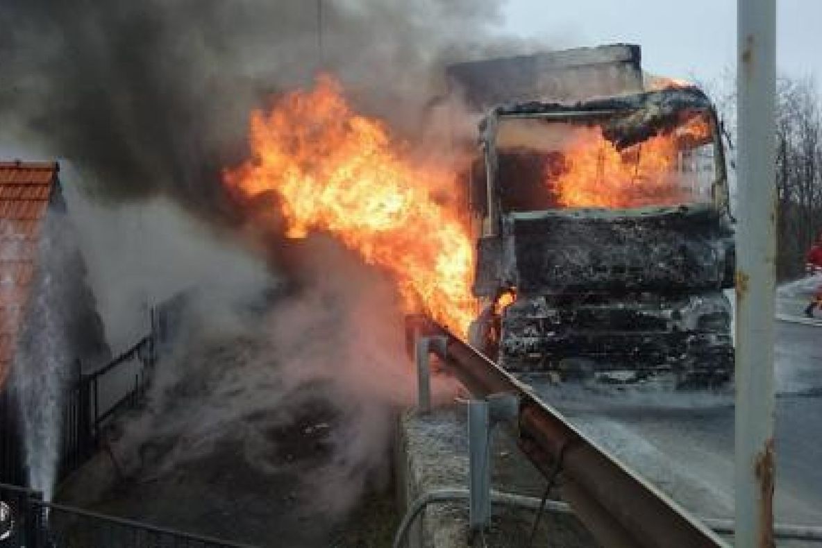 VIDEO Explozie la Ciorani! Camion în flăcări pe DN1D