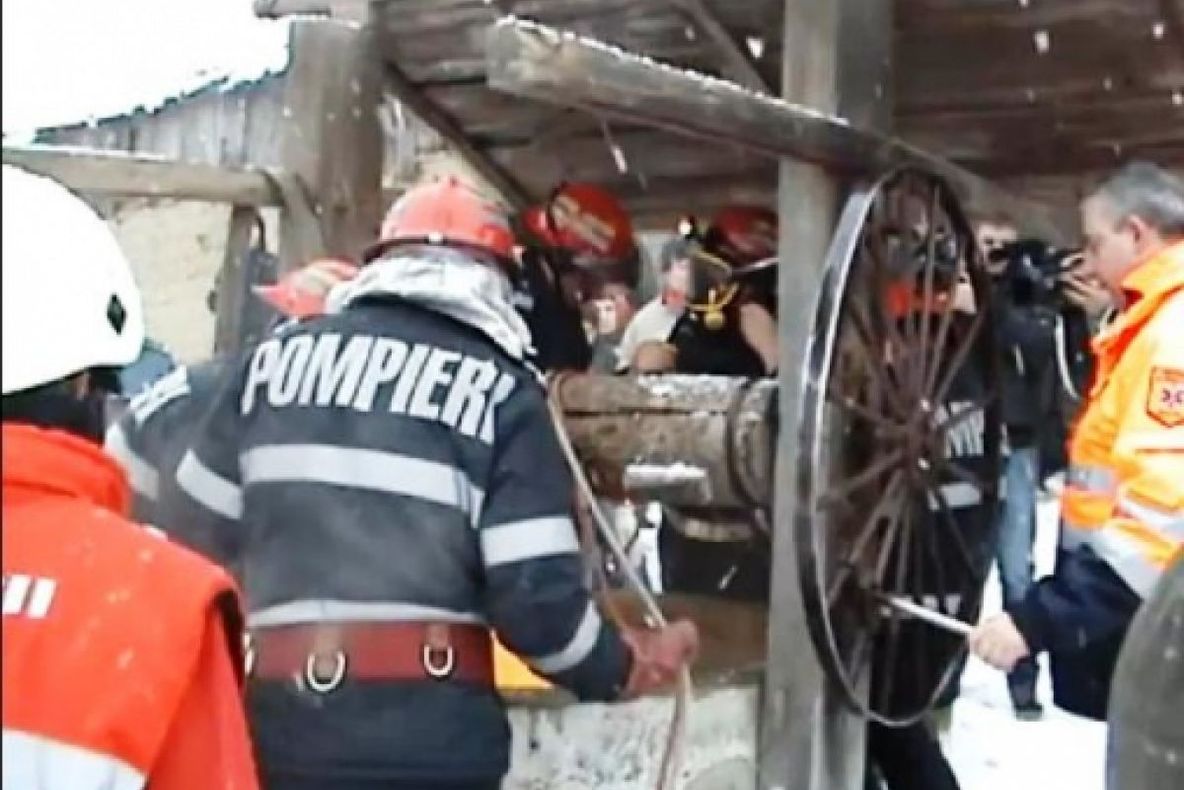 Bărbat, salvat după ce căzuse într-o fântână la Apostolache