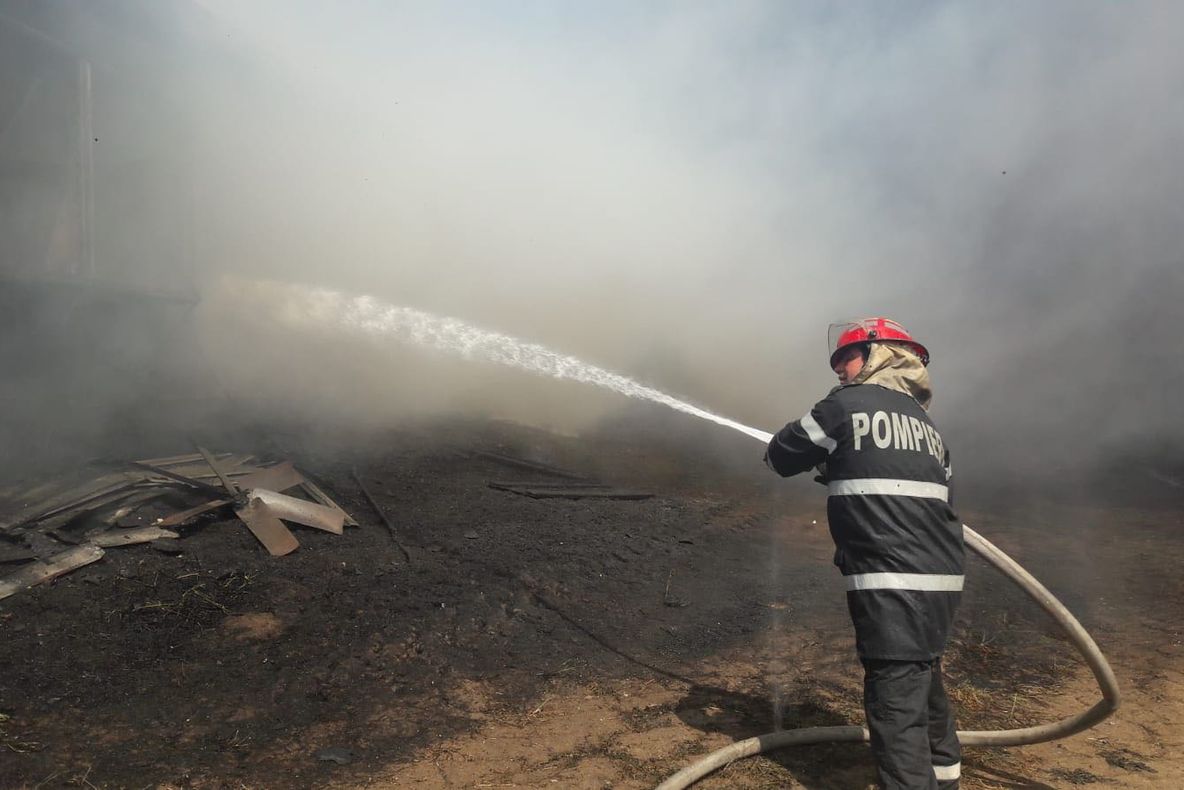 ISU Prahova, în alertă! Incendiu la un depozit  de reciclarea a deșeurilor metalice si nemetalice