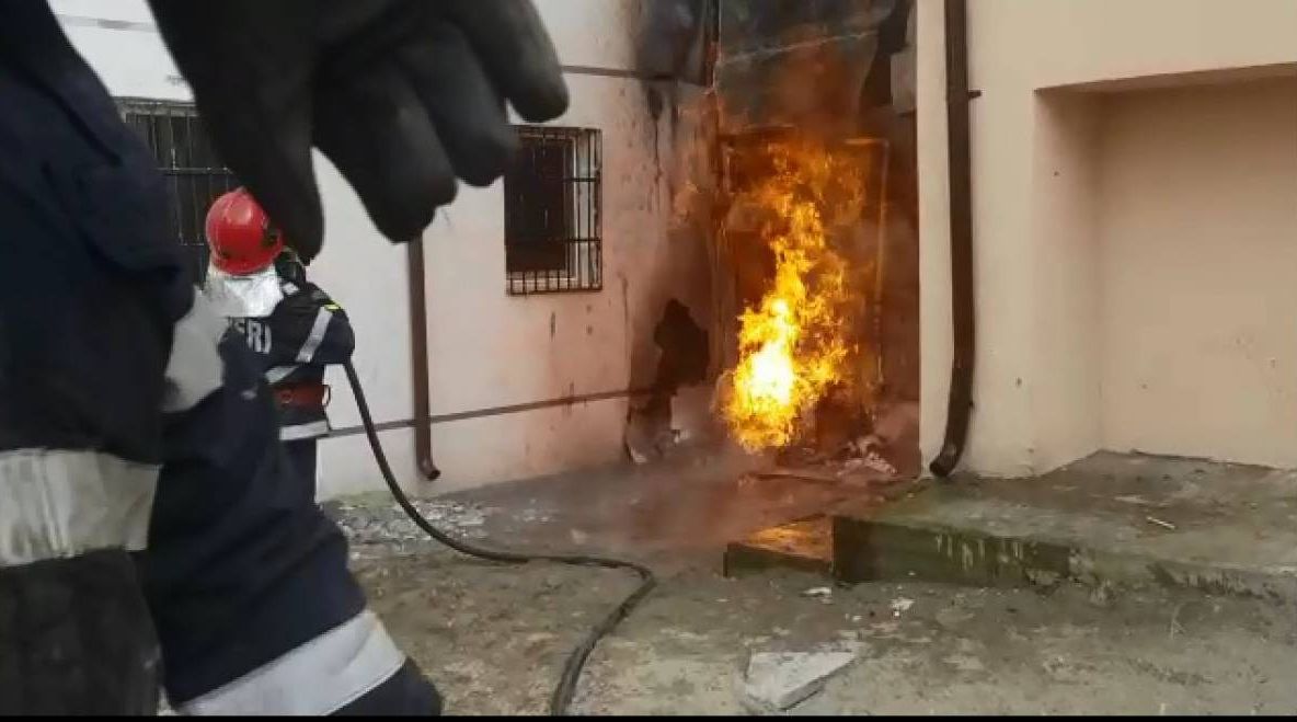 Conductă de gaze, în flăcări la Comarnic! Bărbat cu arsuri grave, transportat la spital