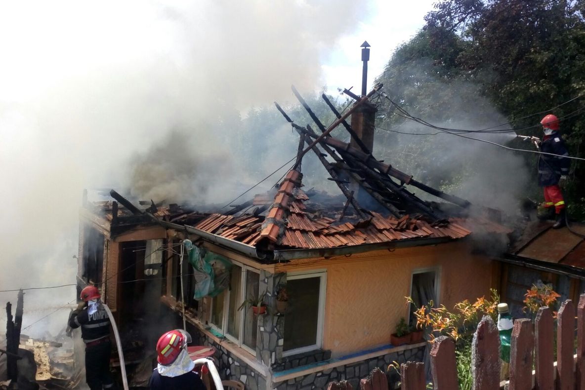 O bătrână a murit în casa cuprinsă de flăcări, la Colceag, în Prahova