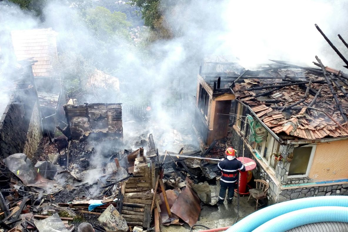 Incendiu în Prahova! Două case, cuprinse de flăcări în Comarnic FOTO