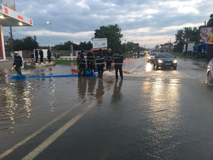 Inundațiile blochează traficul, la ieșirea din DN1, la Bărcănești, în această seară