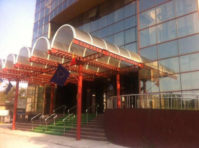 Patru persoane din Mizil acuzate de cămătărie, reținute de procurorii DIICOT