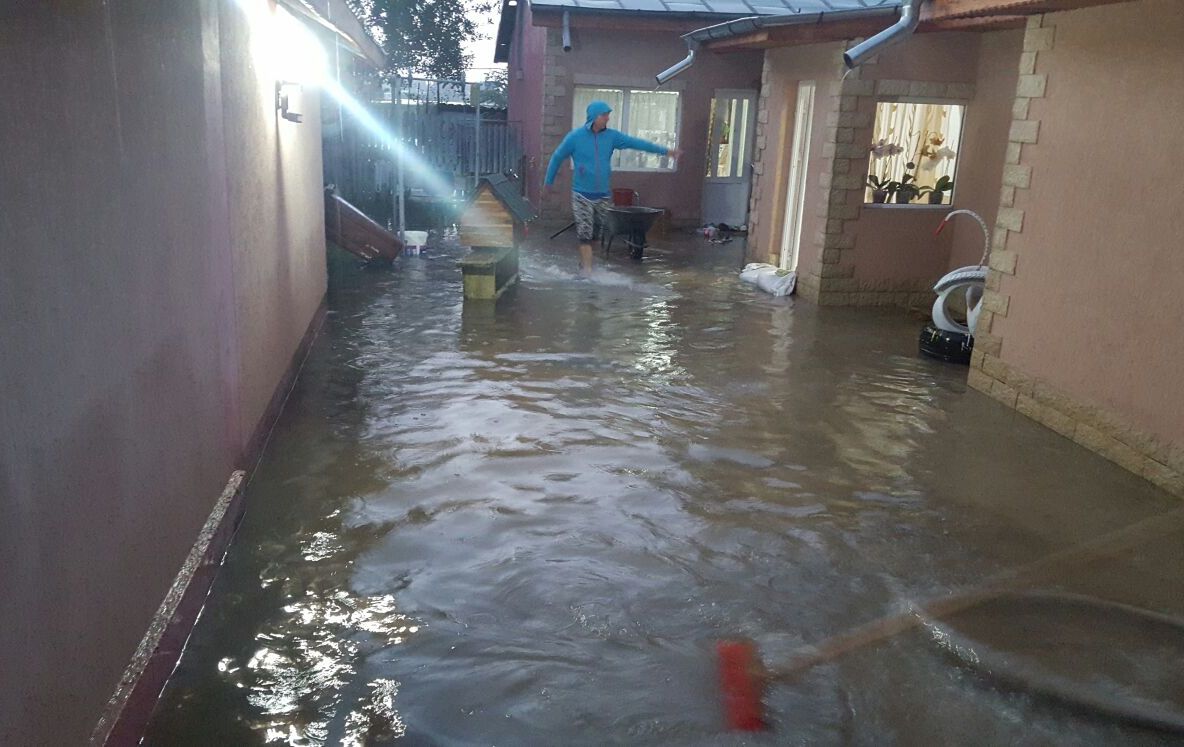 Prahova, din nou afectată de inundații. Pompierii au intervenit în 3 localități pentru a scoate apa din curțile oamenilor