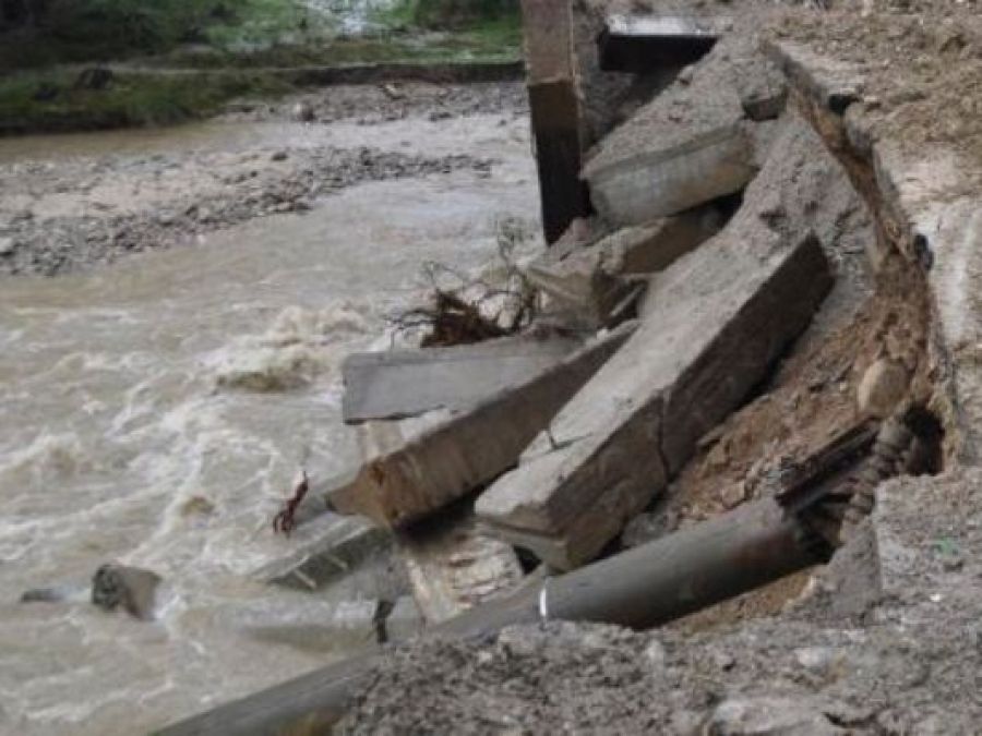 FOTO| Ravagii în Prahova în urma ploilor abundente!  Pod avariat, DN1 blocat și locuințe inundate