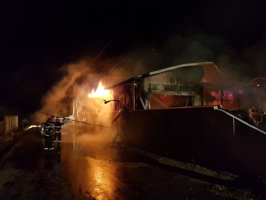 Incendiul care a distrus un service auto la Păulești, provocat de un scurtcircuit