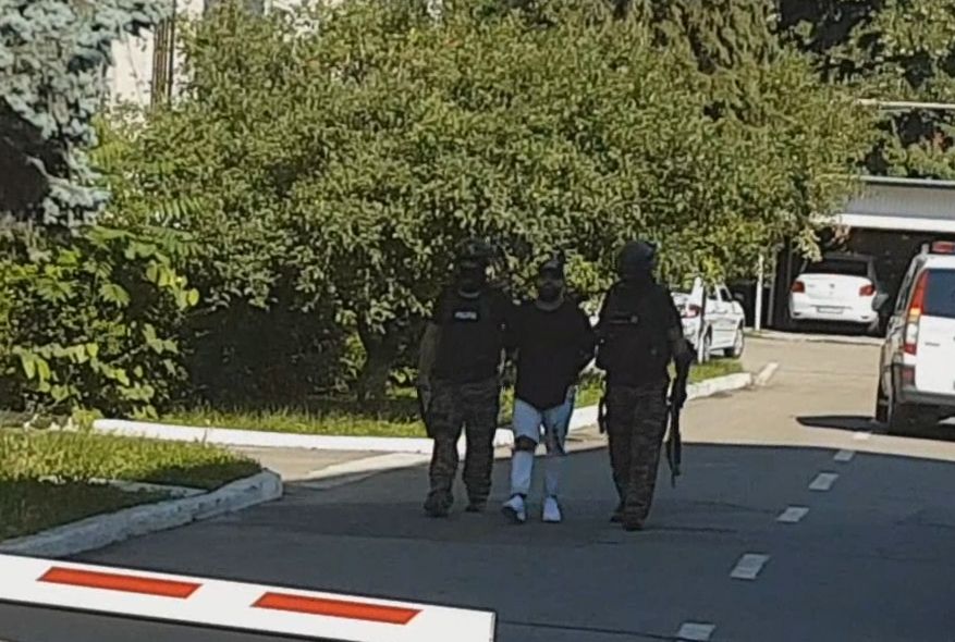 Suspect în cazul împușcăturilor de la Spitalul Județean Ploiești! Acesta a fost reținut de polițiști | VIDEO
