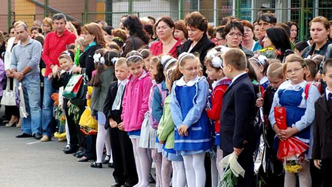 1850 de ghiozdane cu rechizite pentru elevii din clasa a I-a din Ploiești